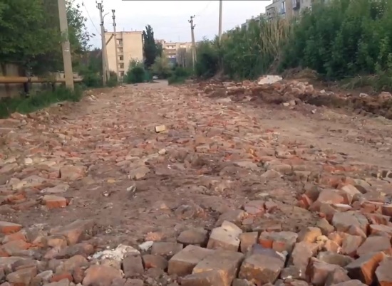 В городе Волгоградской области починили дорогу битыми кирпичами